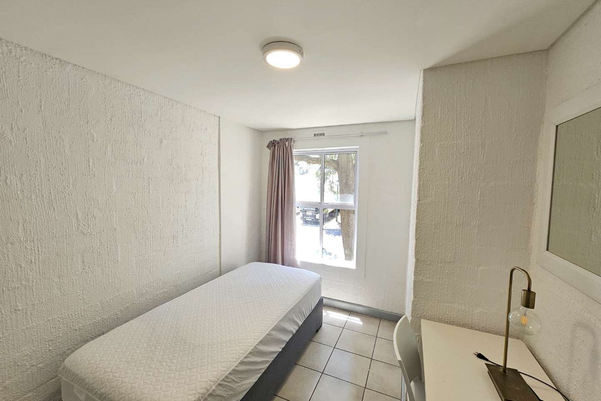 Beautifully renovated and furnished 2 Bed 1 Bath Apartment with open plan living area with kitchenette - Photo 5