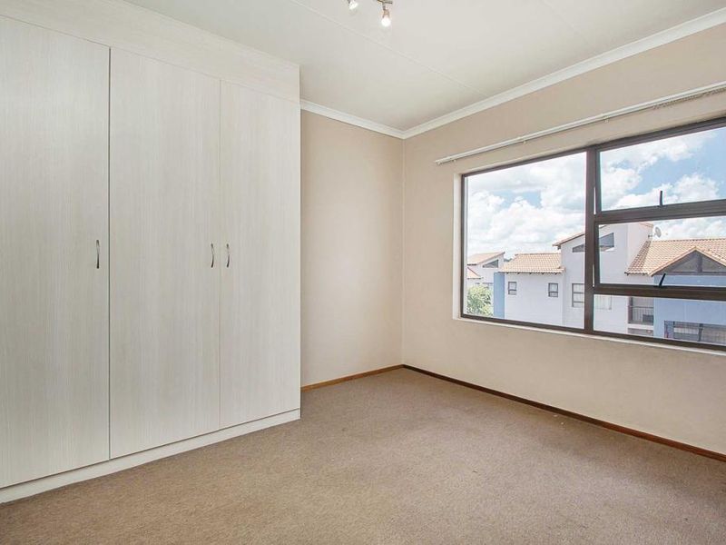 2 Bedroom Apartment in Honeydew - Photo 10