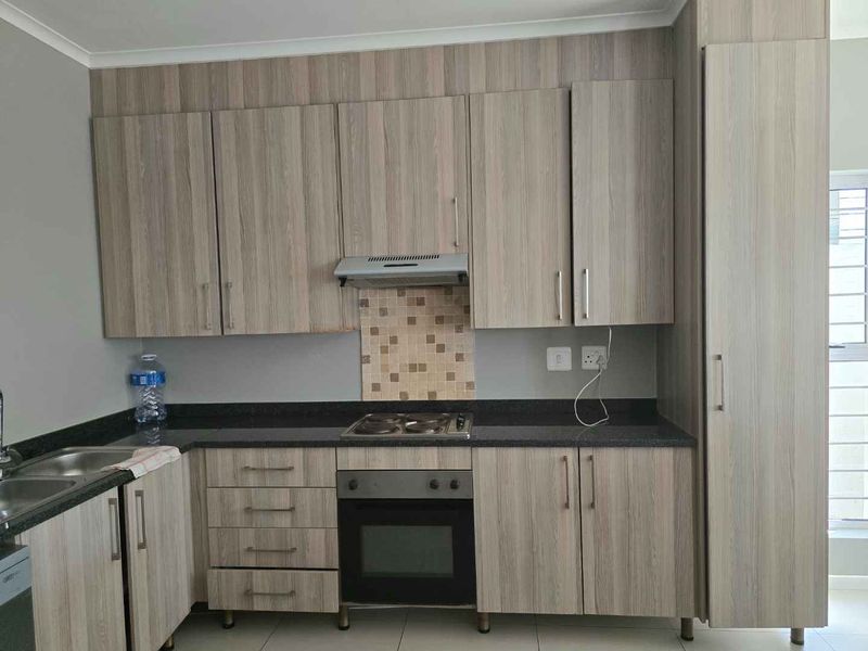 Elegant Family Living in Coral Wood Village Estate – Spacious 3-Bedroom Home with Double Garage and Private Garden in Blue Hills, Midrand - Photo 6
