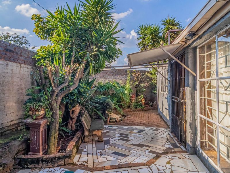 “Secure Corner Living with Space for the Whole Family!”3-Bedroom Home + 2-Bedroom Flatlet | Pool, Entertainment & Parking for 4 Cars - Photo 3