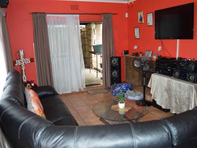 Family Home With A Flatlet In Dinwiddie - Photo 5