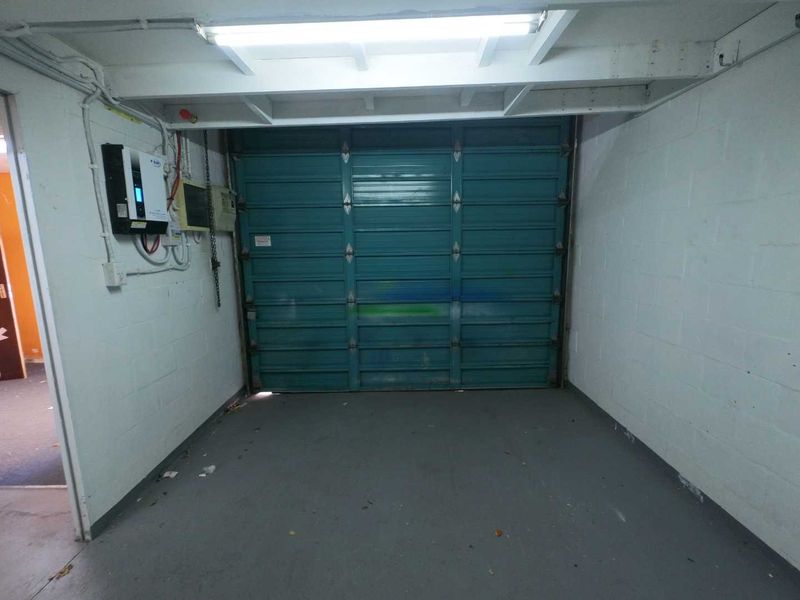 Secure double volume warehouse/offices to let - Montague Gardens. - Photo 3