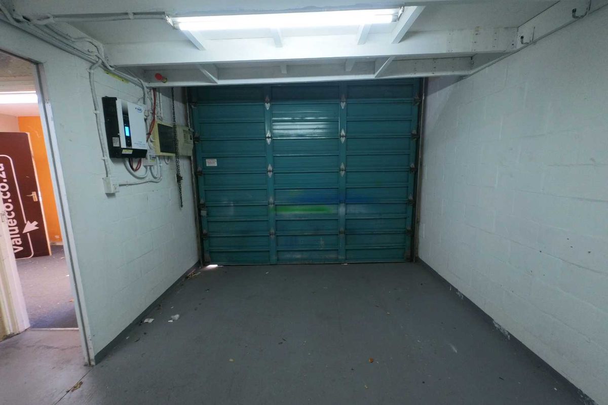 Secure double volume warehouse/offices to let - Montague Gardens. - Photo 3