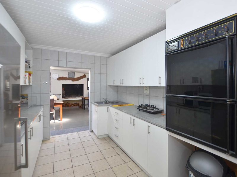Beautiful Family Home with Separate Flatlet for Sale in Bothasig - Photo 2