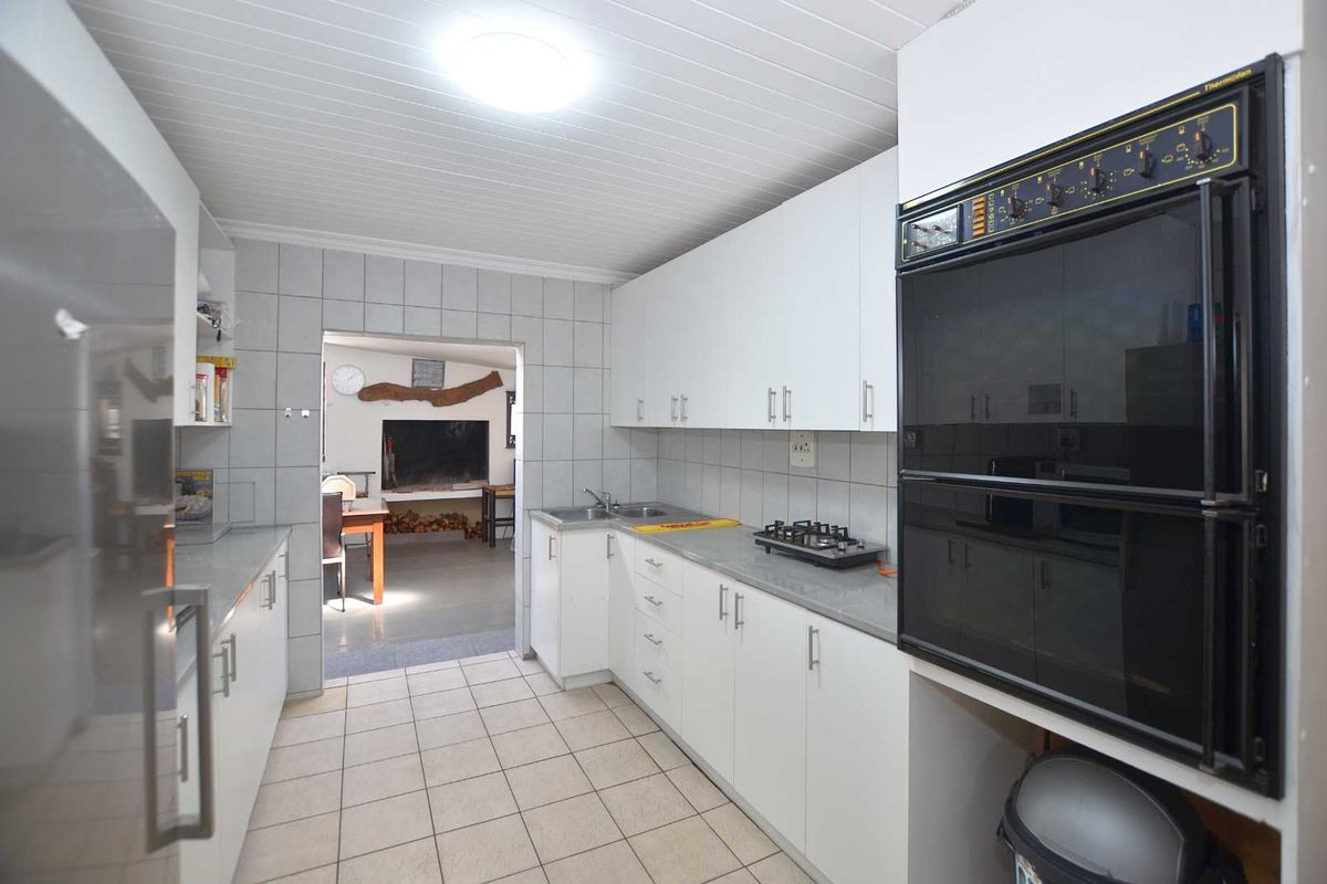 Beautiful Family Home with Separate Flatlet for Sale in Bothasig - Photo 2