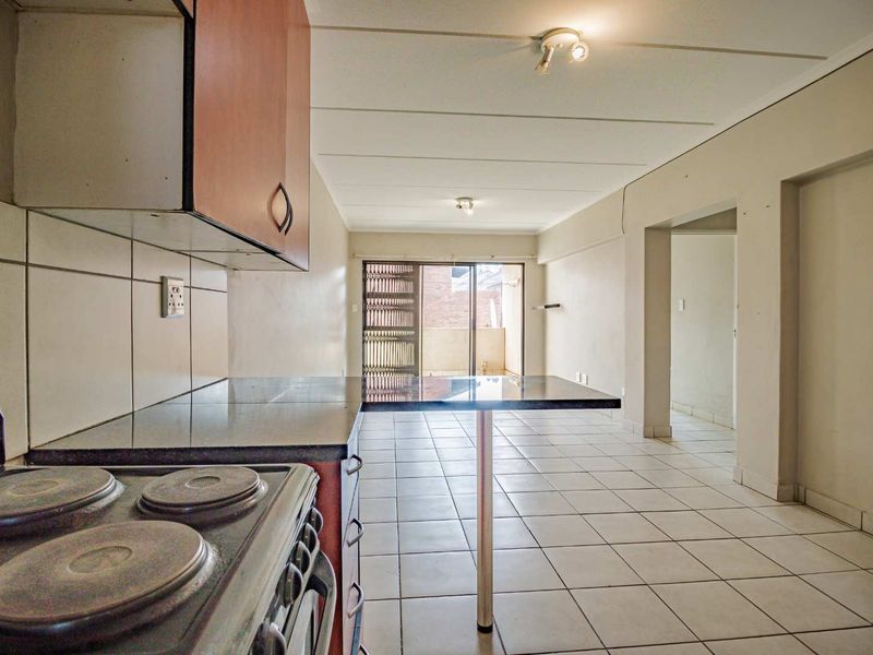Charming 2-Bedroom Apartment with Excellent Potential - Photo 10