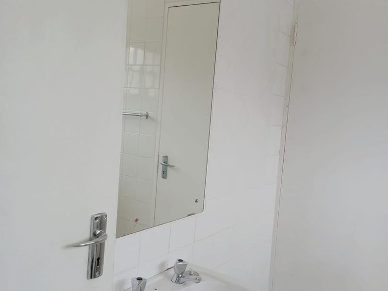 Large Furnished Bedroom with En-suite Bathroom (HOUSE SHARE) - Photo 7