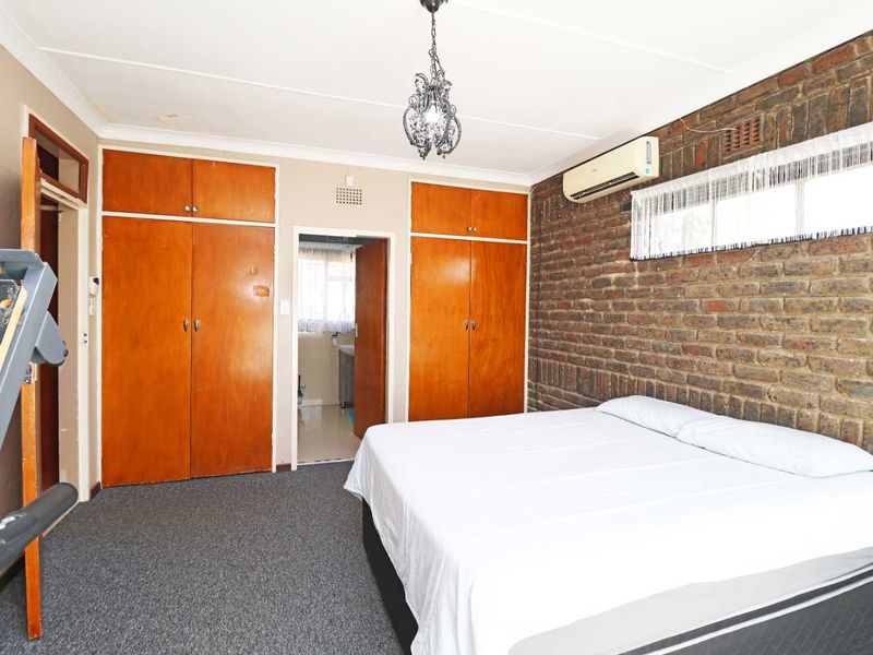 Cozy home with beautiful Entertainment features - Photo 2