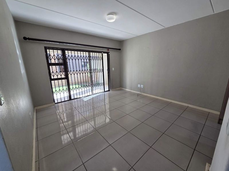 Secure 2-Bedroom Garden Unit – Pet-Friendly - Photo 4