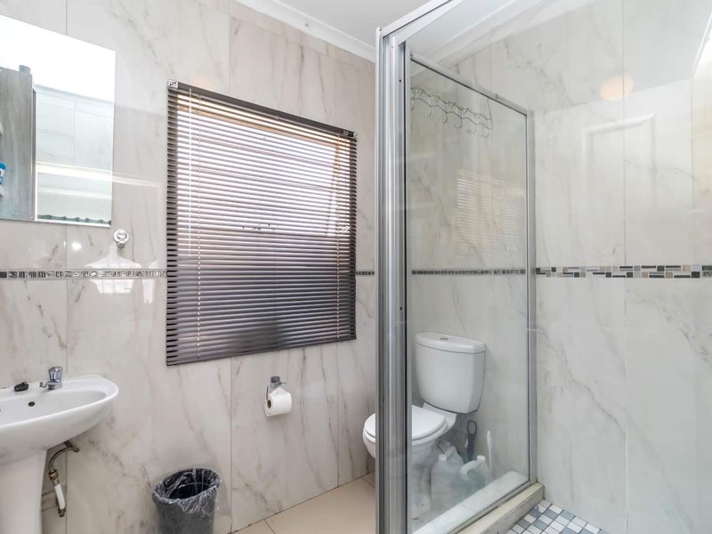 Pet-Friendly 3-Bedroom Simplex with Large Wrap-Around Garden - Photo 7