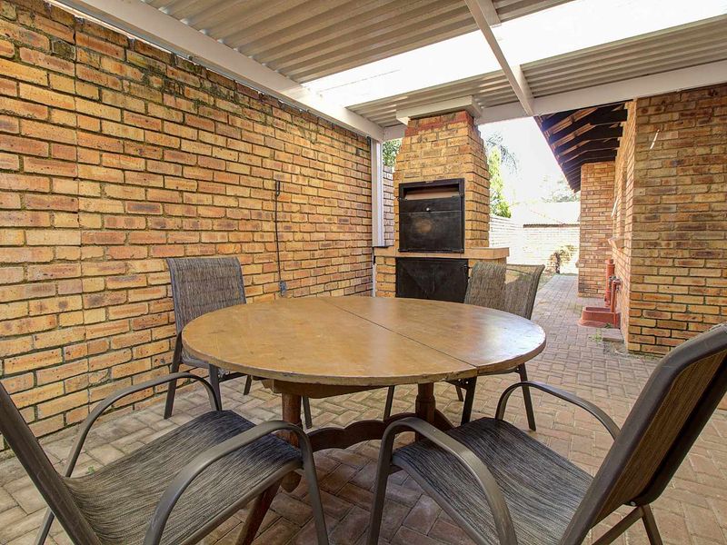 Spacious Living: 2 Areas, Covered Patio, Pet-Friendly Garden! - Photo 3