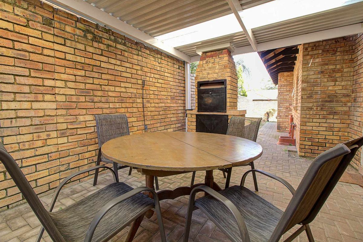 Spacious Living: 2 Areas, Covered Patio, Pet-Friendly Garden! - Photo 3