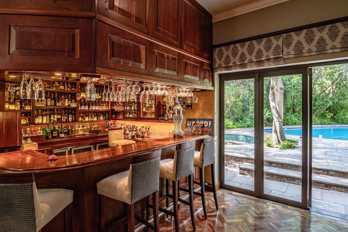 Exceptional Lodge-Style Residence with Cottages - Photo 5