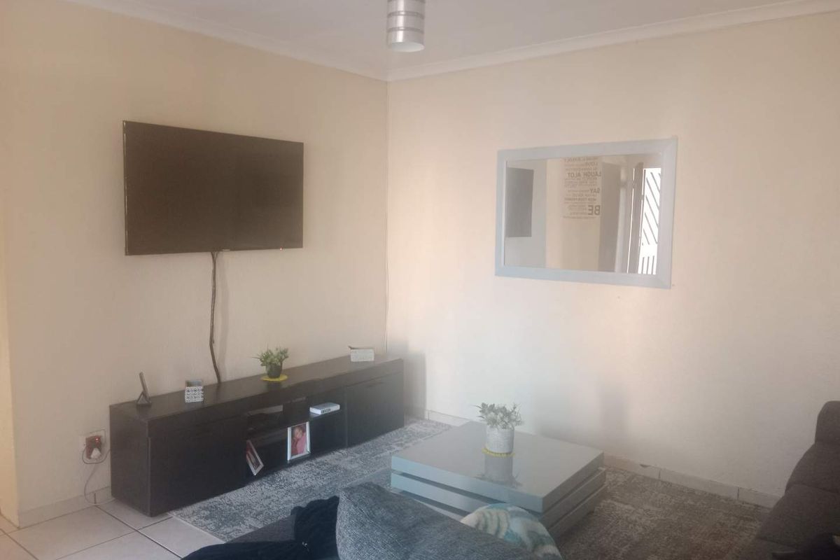 Spacious 3 Bedroom, 2 Bathroom Simplex To Let - Photo 3