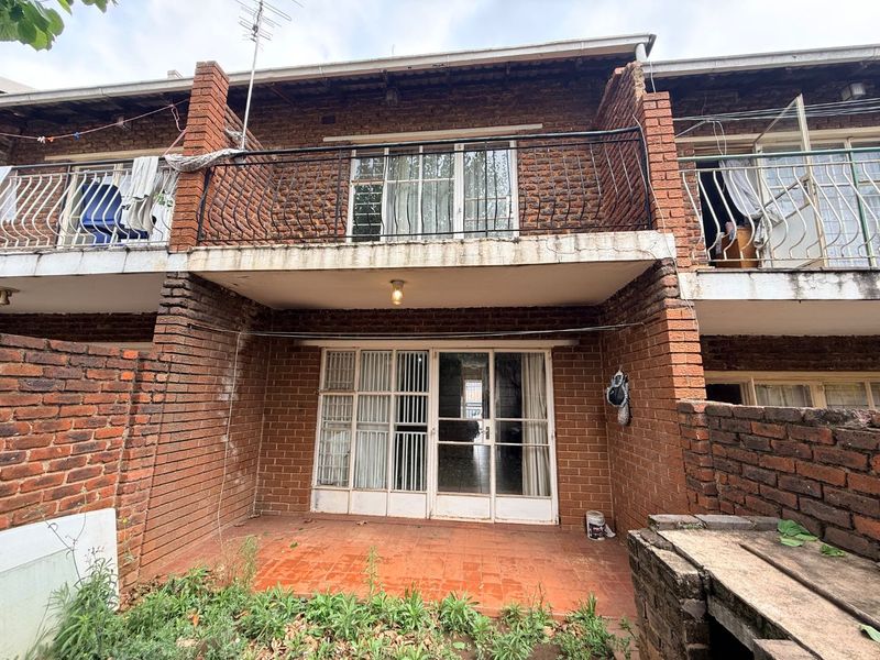 Charming 2-Bedroom Duplex with Balcony, Fireplace & Private Garden - Photo 4