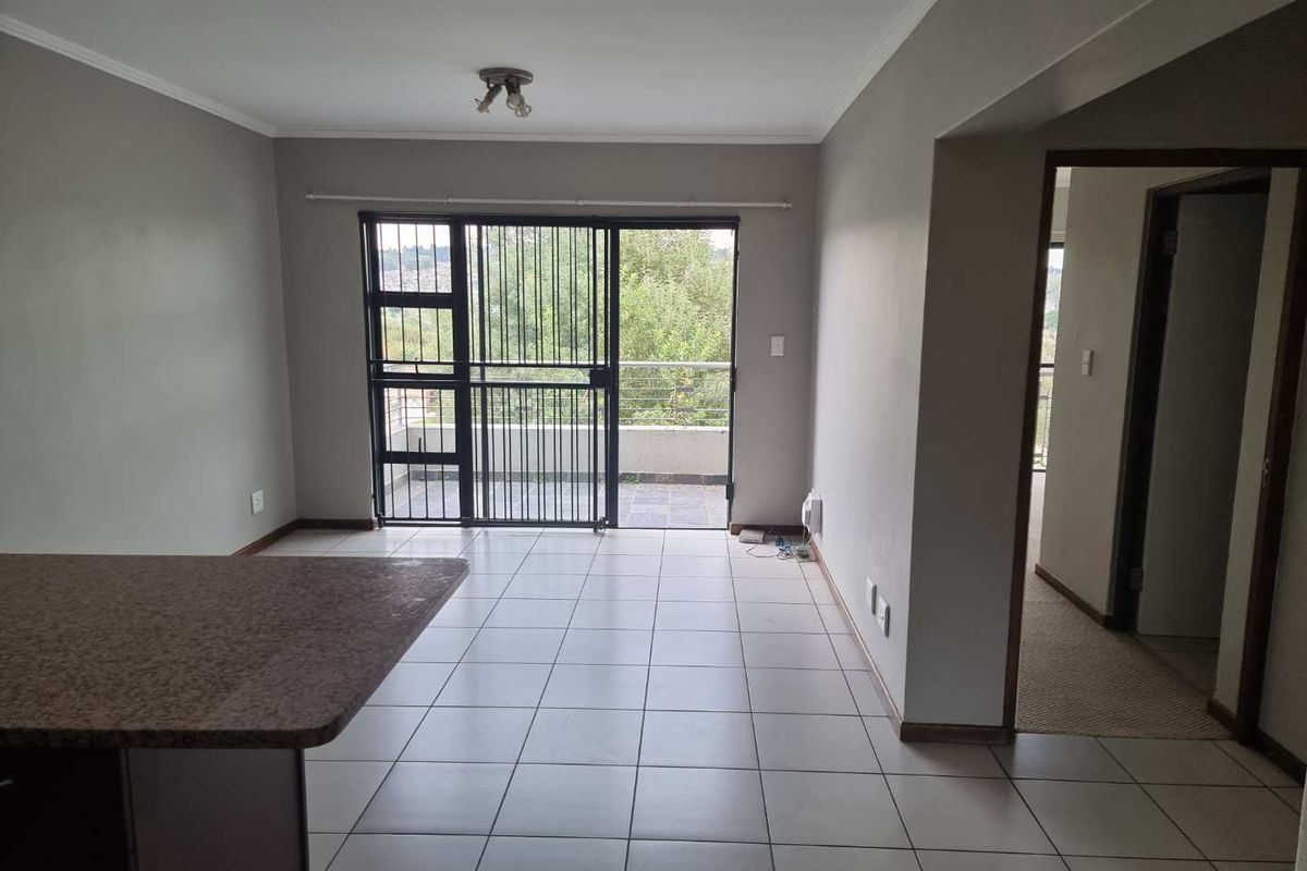 2 Bedroom 2 bathrooms modern Apartment in beautiful Golf Estate for sale R780 000 - Photo 2