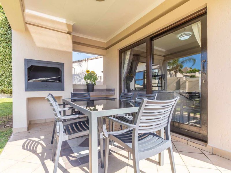 Lushy landscaped complex: Enjoy comfort and convenience - Photo 8