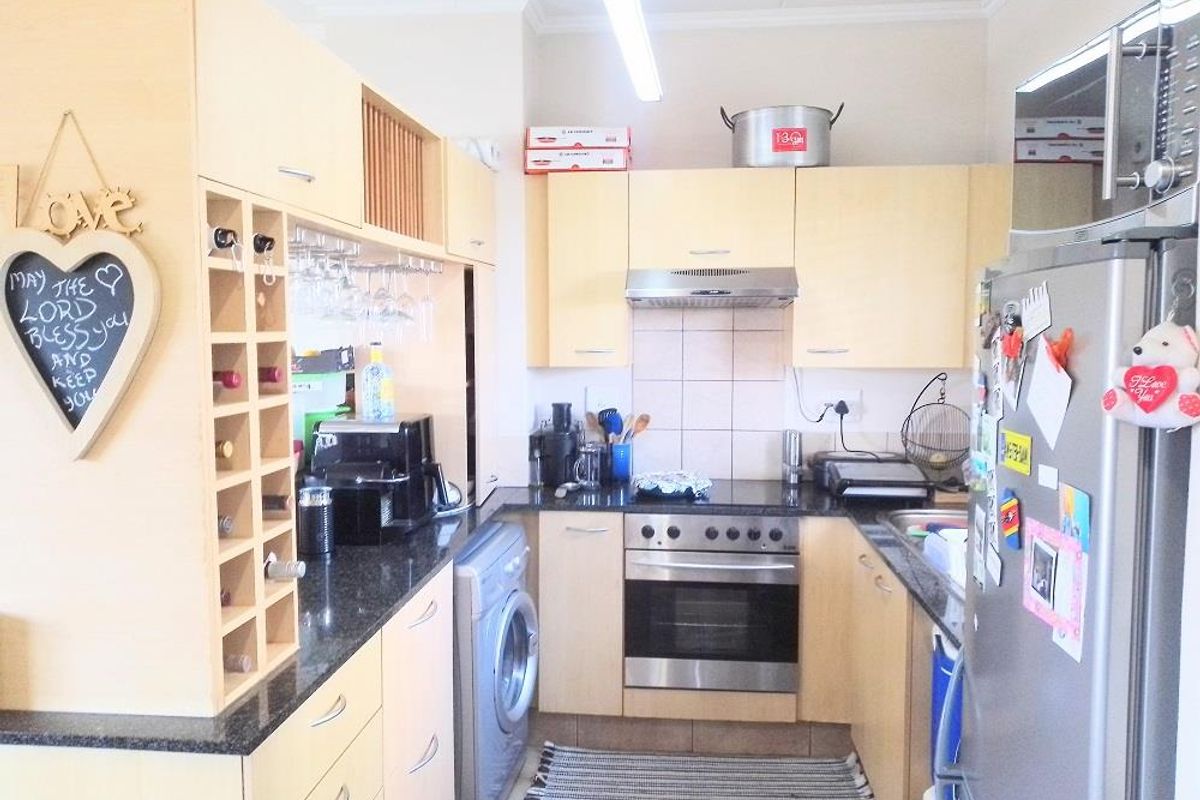 Stunning Sunninghill Duplex: Light-Filled & Priced to Sell! - Photo 5