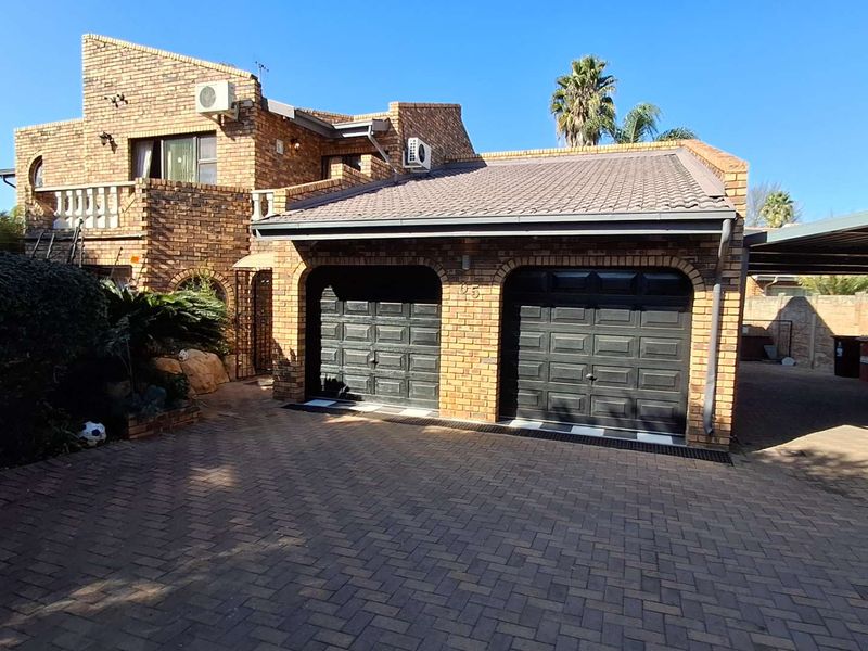 Double story Entertainers offering Luxoury, Security and Privacy - Photo 2