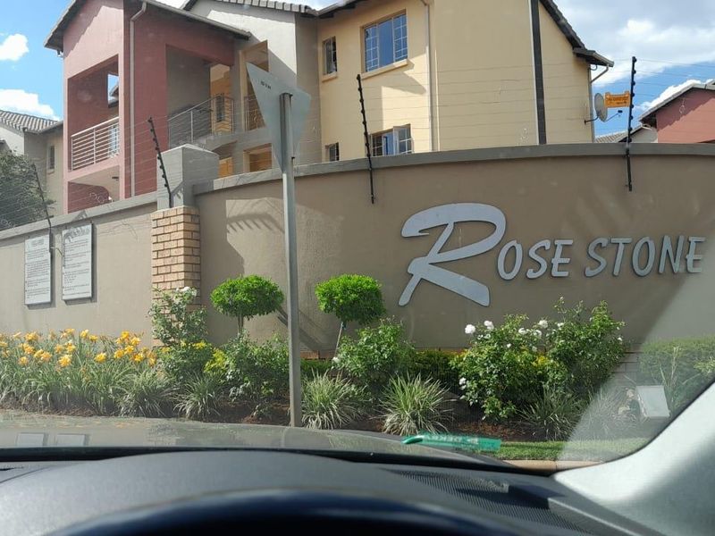Stunning 2 bedroom unit in secure complex - Photo 2