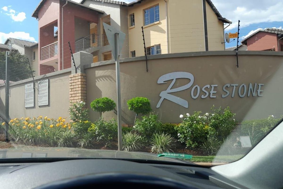 Stunning 2 bedroom unit in secure complex - Photo 2