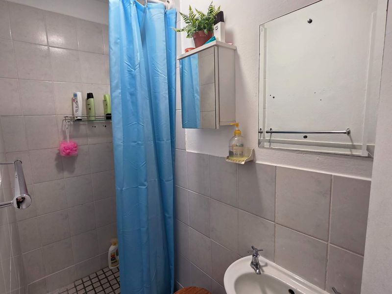Newly Renovated 4 Bed 2 Bath Apartment open plan living area with kitchenette with 4 Secure Parkings allocated - Photo 7