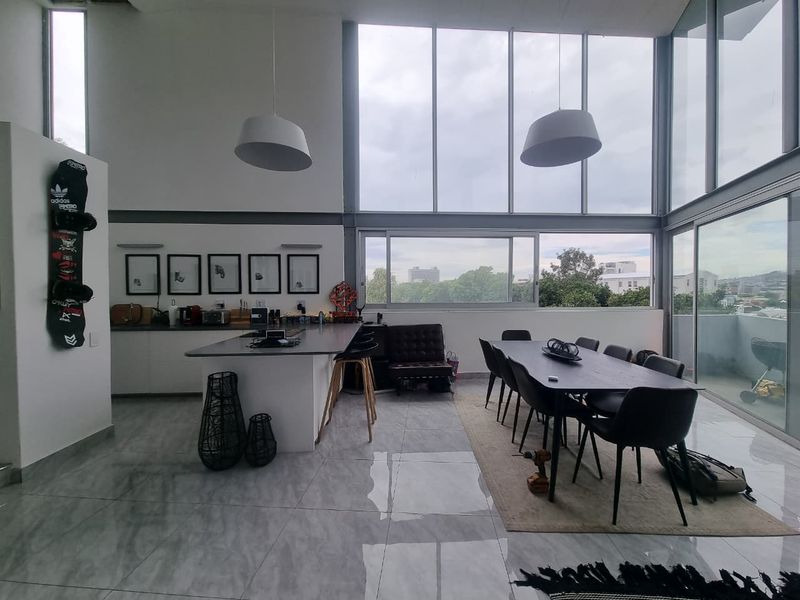 Unfurnished Two Bedroom Penthouse To Rent in Tamboerskloof! - Photo 7