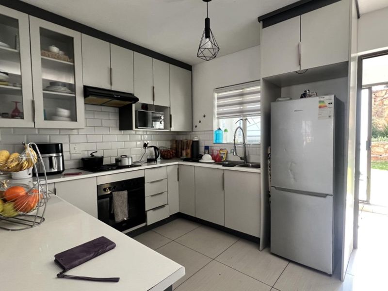 Cozy 2-Bed Home with Open Plan Living & Spacious Kitchen - Photo 6