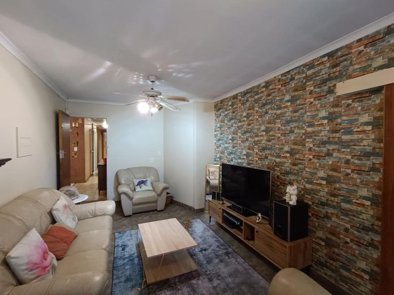 ZWARTKOP CENTURION - 4 BEDROOMS - STUDY - 3 LIVING AREAS - Photo 8