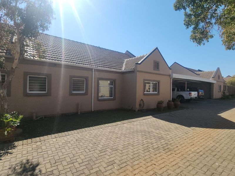 2 BEDROOM TOWNHOUSE FOR SALE IN A RETIREMENT VILLAGE ANNLIN PRETORIA - Photo 2