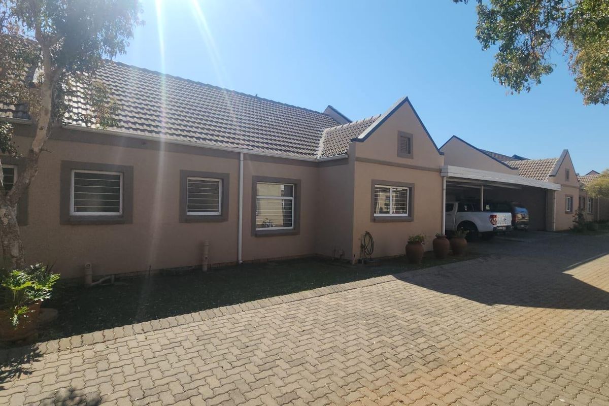 2 BEDROOM TOWNHOUSE FOR SALE IN A RETIREMENT VILLAGE ANNLIN PRETORIA - Photo 2
