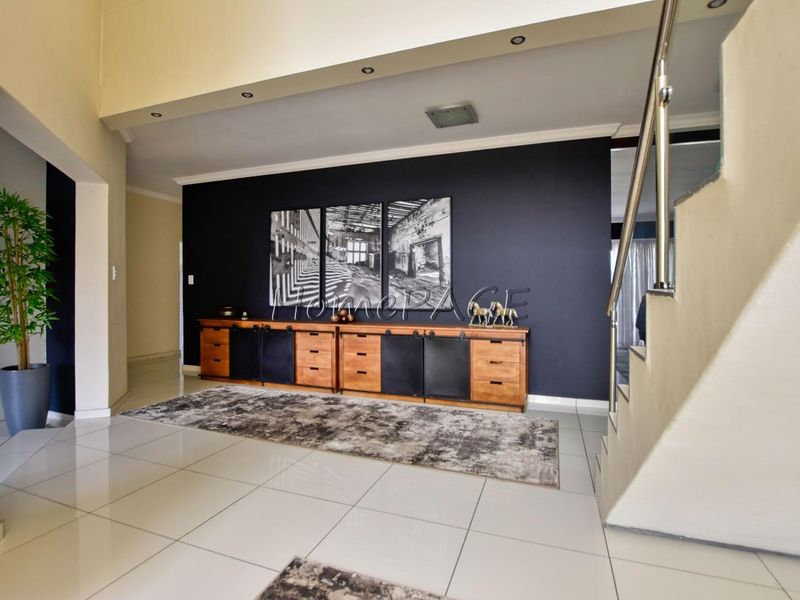 Ext 15, Swakopmund:  Spacious, upmarket, 4 Bedr Double Storey - Photo 5