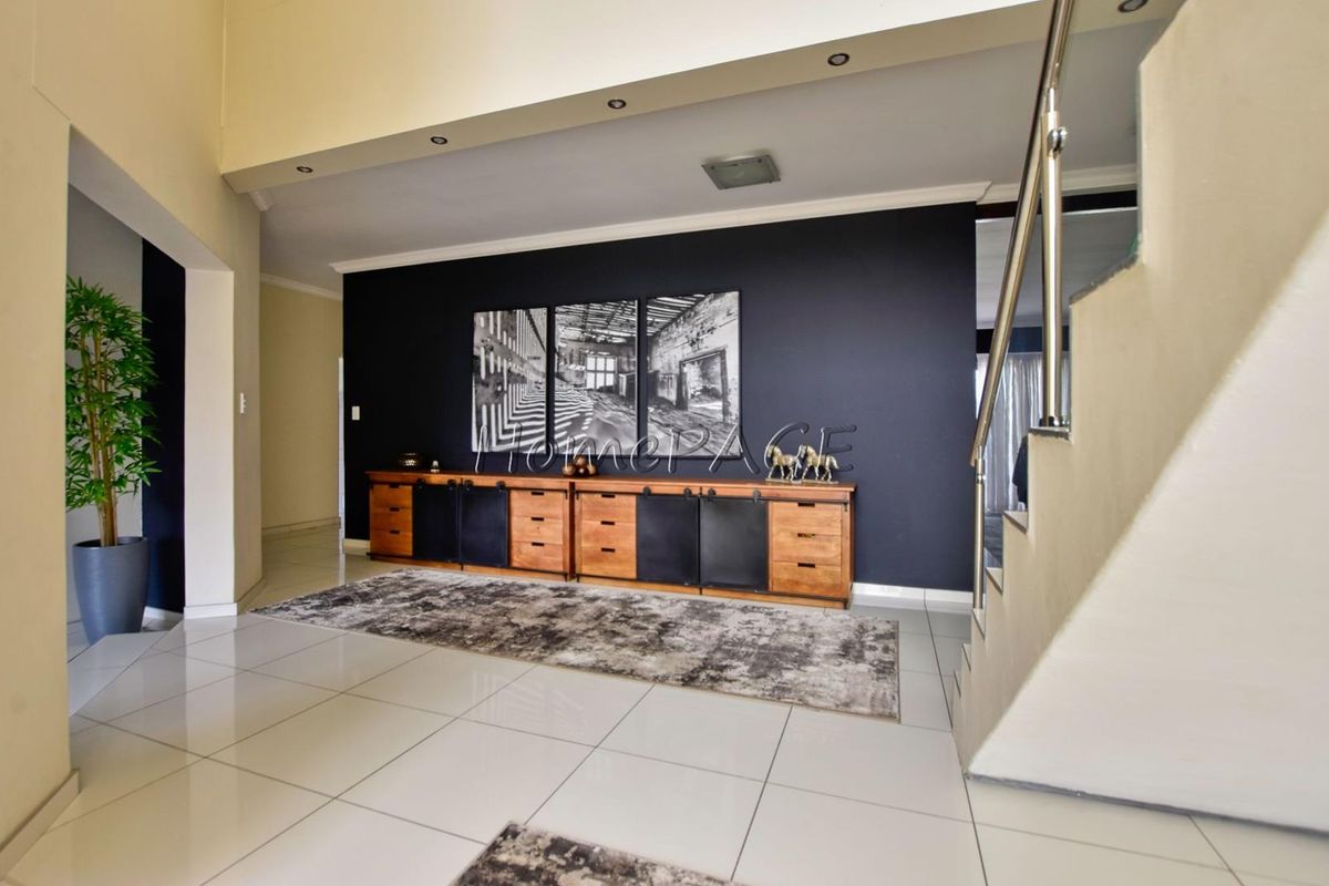 Ext 15, Swakopmund:  Spacious, upmarket, 4 Bedr Double Storey - Photo 5