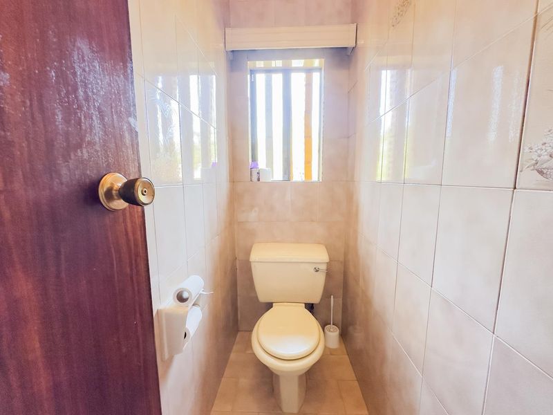 Spacious 4 Bedroom Family Home with Borehole, Pool, Butler's Pantry & 6 Garages - Photo 8