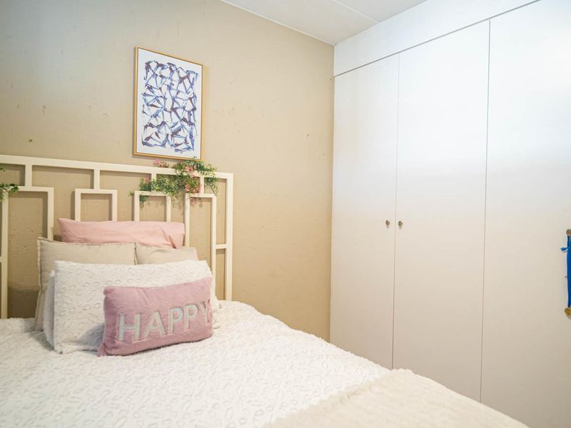 Top Floor 2 Bed Apartment with Balcony - Photo 6