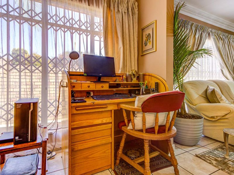 Upmarket 3-bedroom Townhouse in Edleen Ext3 perfect for luxury living - Photo 8