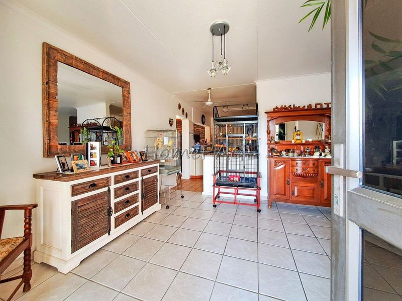 Central, Walvis Bay:  Spacious Corner 3 Bedr Home with 2 Bedr Flat is for Sale - Photo 7
