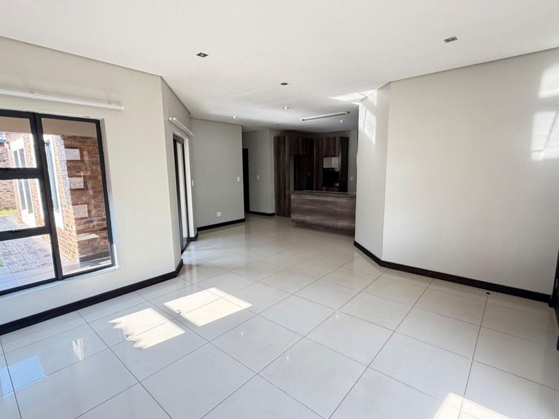 Comfortable Living: Open Plan Lounge and Dining Area - Photo 3