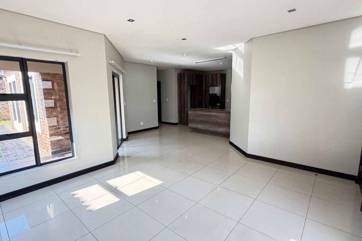 Comfortable Living: Open Plan Lounge and Dining Area - Photo 3