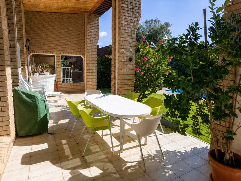 Premium low maintenance face brick family home in the heart of Heuwelsig - Photo 2