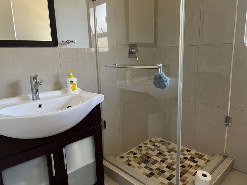 ATTRACTIVE MODERN HOME - Photo 6