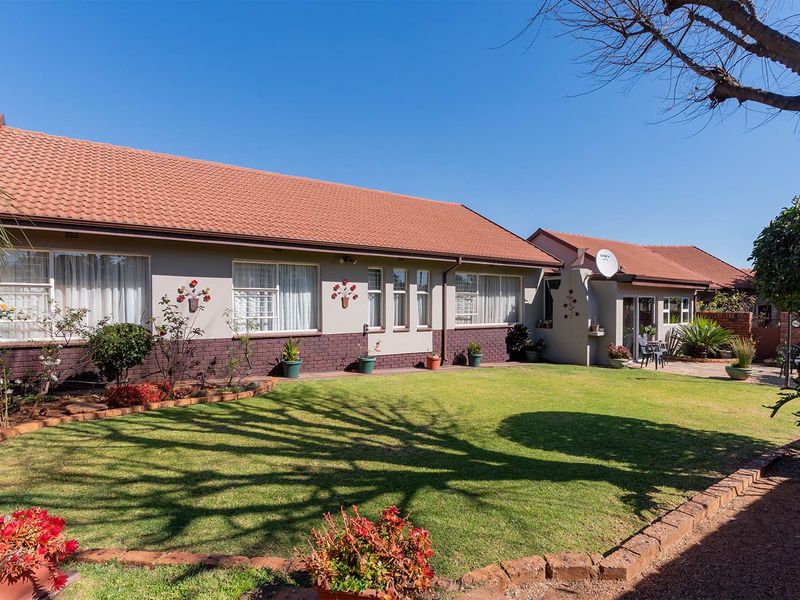 Spacious 3-Bedroom Townhouse with Entertainment Area in Norkem Park - Photo 2