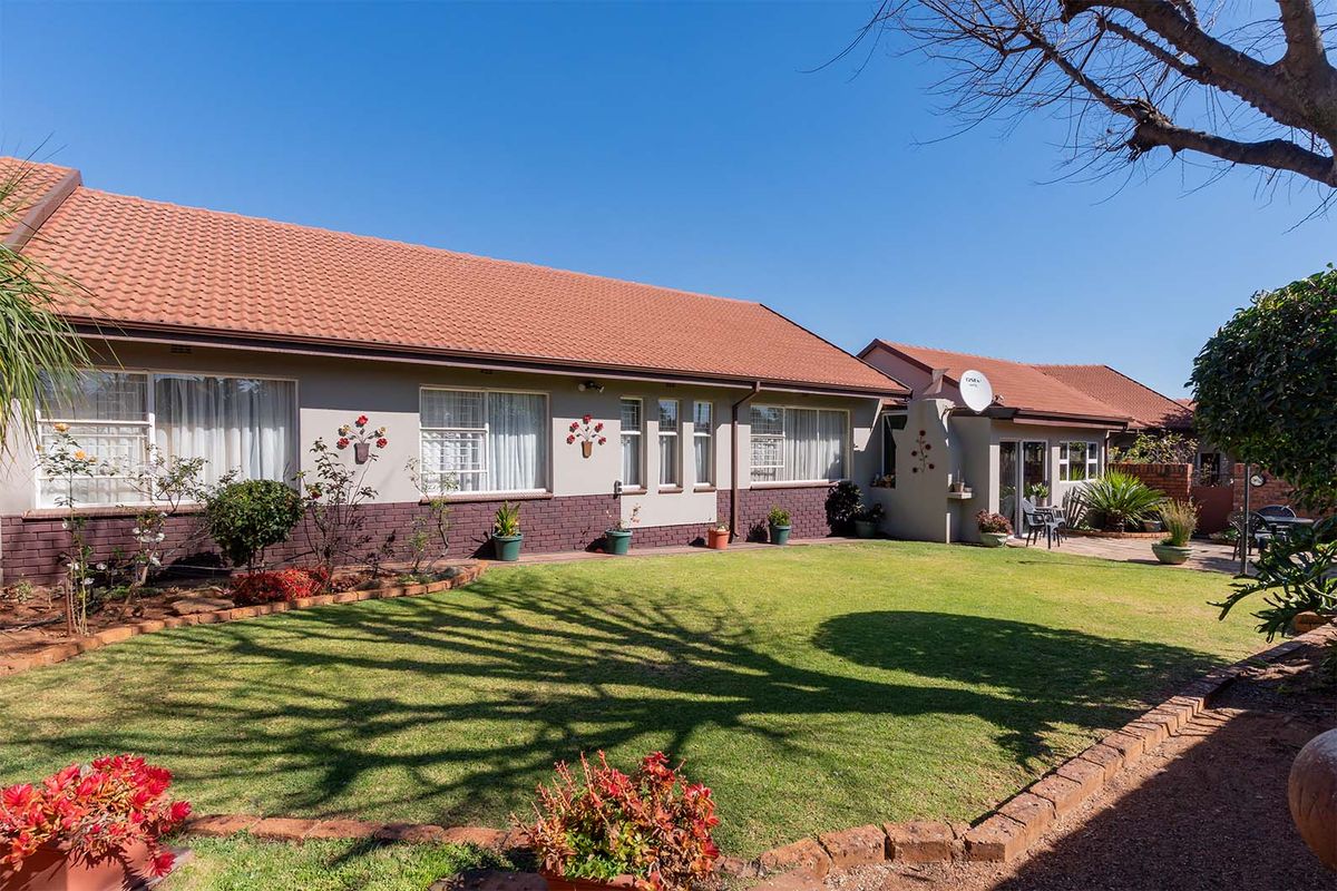 Spacious 3-Bedroom Townhouse with Entertainment Area in Norkem Park - Photo 2