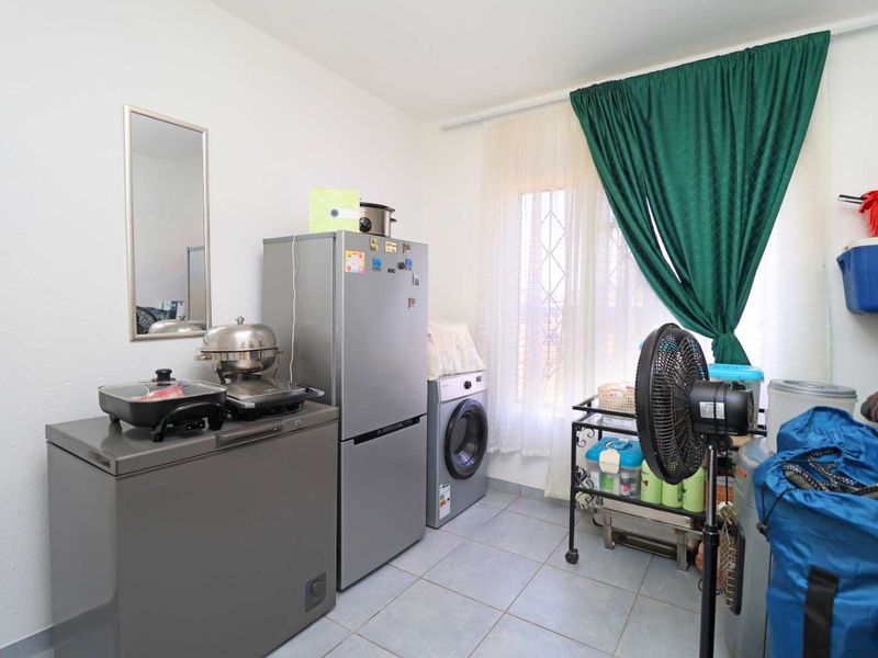 Neat Ground Floor Unit with Private Garden - Photo 10