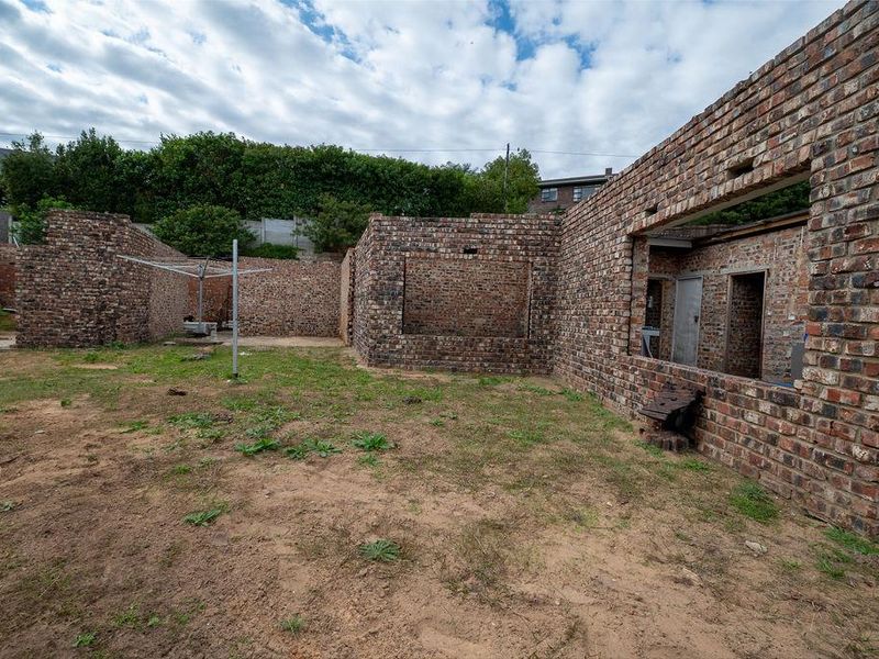 This property is situated in a cul de sac with beautiful Outeniqua mountain views - Photo 3