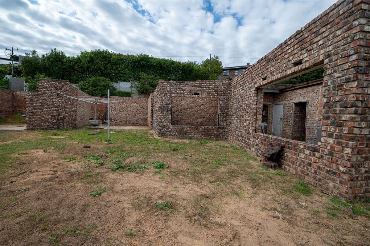 This property is situated in a cul de sac with beautiful Outeniqua mountain views - Photo 3