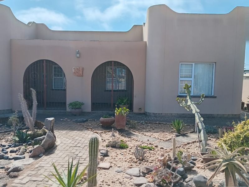 House with flat for sale in popular South dune area in Henties bay - Photo 4