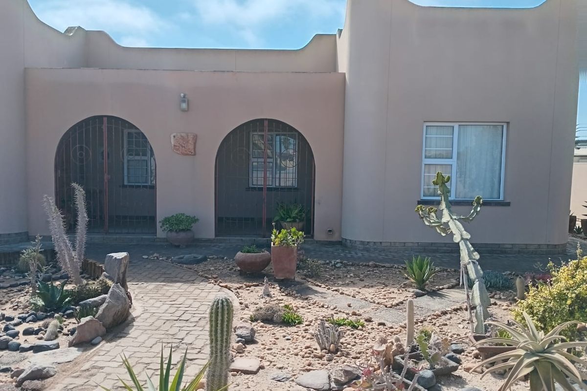 House with flat for sale in popular South dune area in Henties bay - Photo 4
