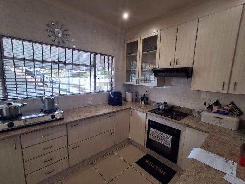 FAMILY HOME WITH FLATLET - BRACKENDOWNS - Photo 3