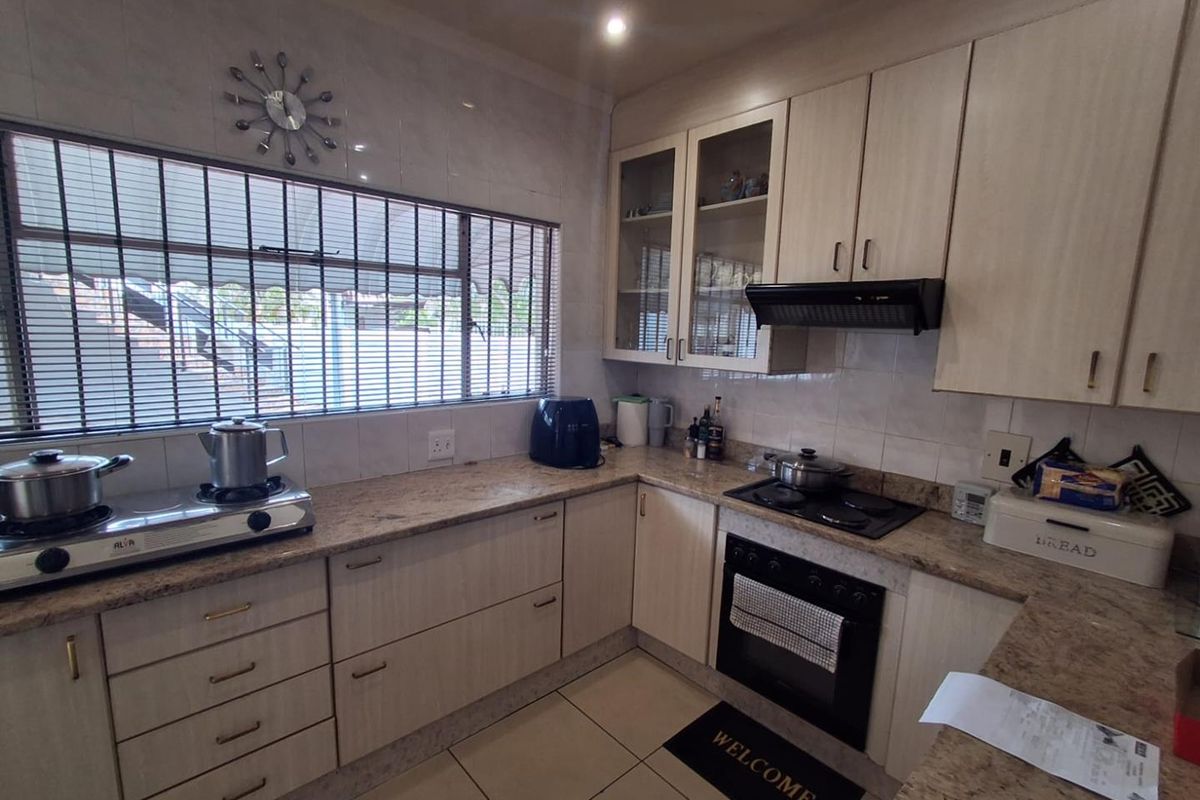 FAMILY HOME WITH FLATLET - BRACKENDOWNS - Photo 3